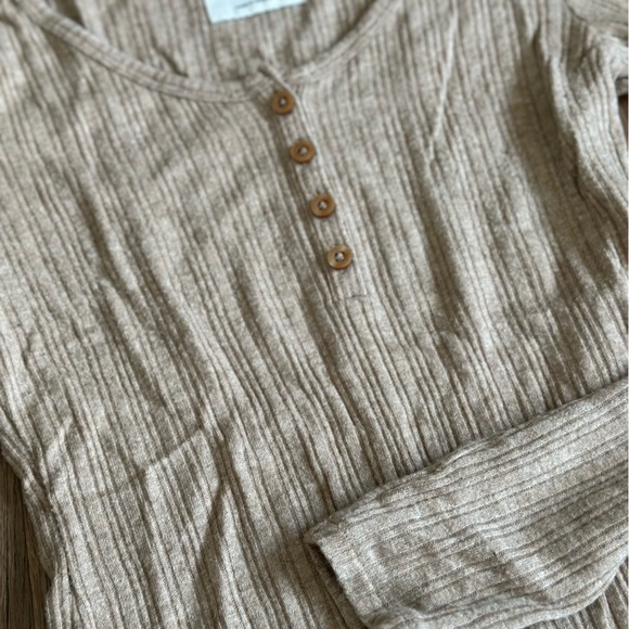 Long sleeve crop top. - Picture 1 of 4